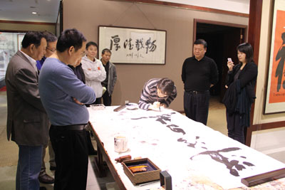1999年,熊峰先生来到日本,从事书法学习及书法教育,不仅成为